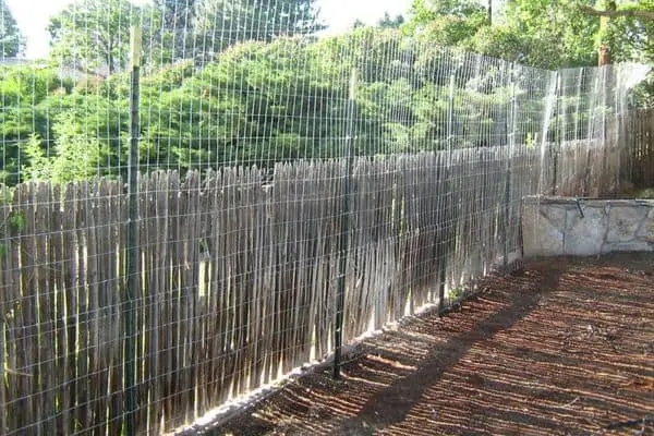 Screen fence barrier
